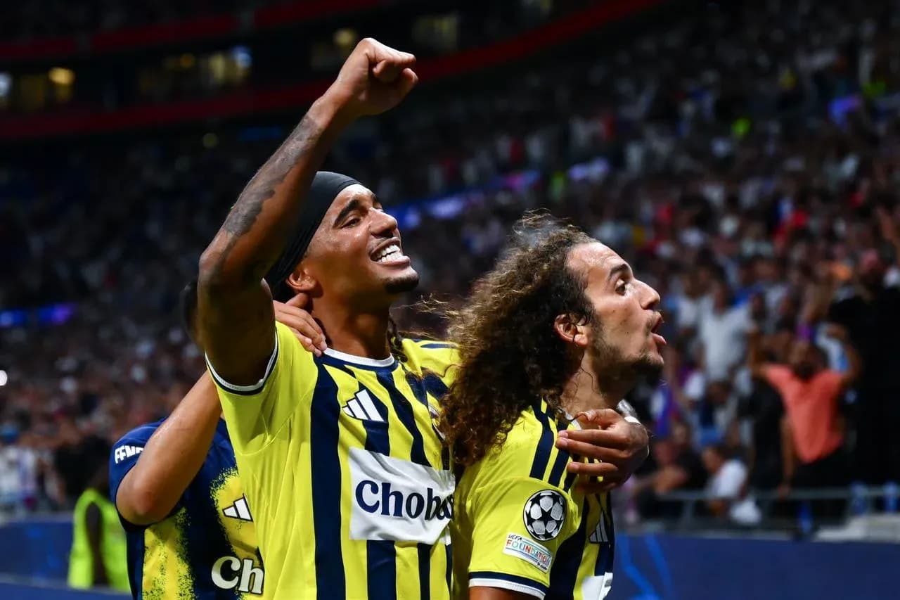 Jugadores de Fenerbahçe celebrando un gol