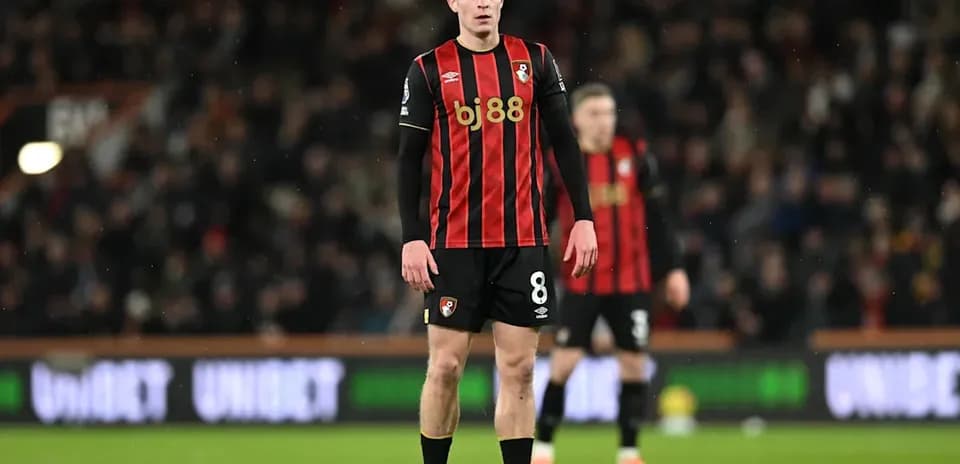 Jugador de Bournemouth en acción durante un partido