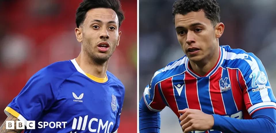 Jugadores de fútbol en acción con camisetas de clubes