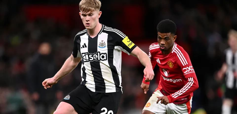 Jugador de Newcastle esquivando a oponente de Manchester United