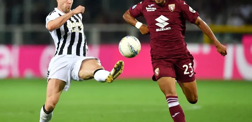 Jugador de Juventus y Torino luchando por el balón