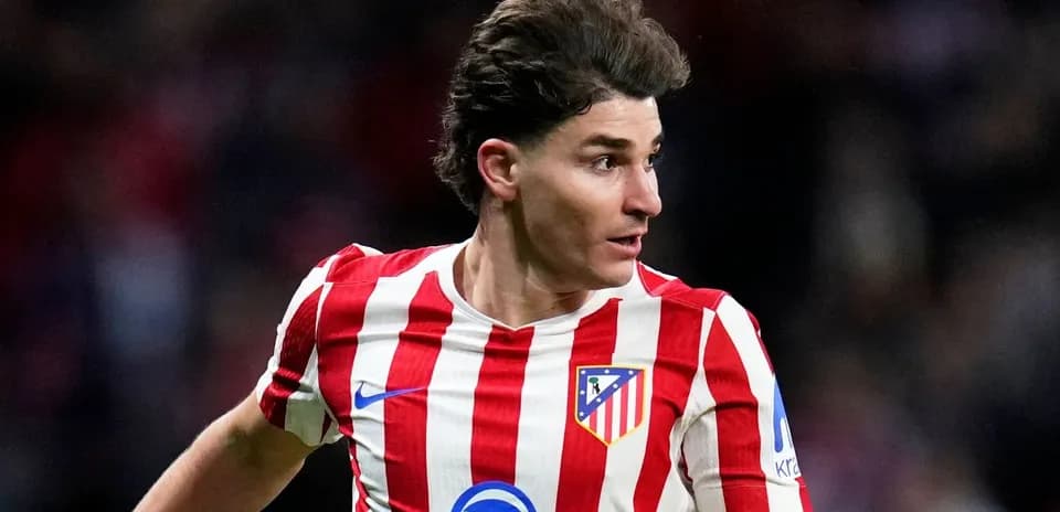 Jugador de Atlético de Madrid en acción en el campo