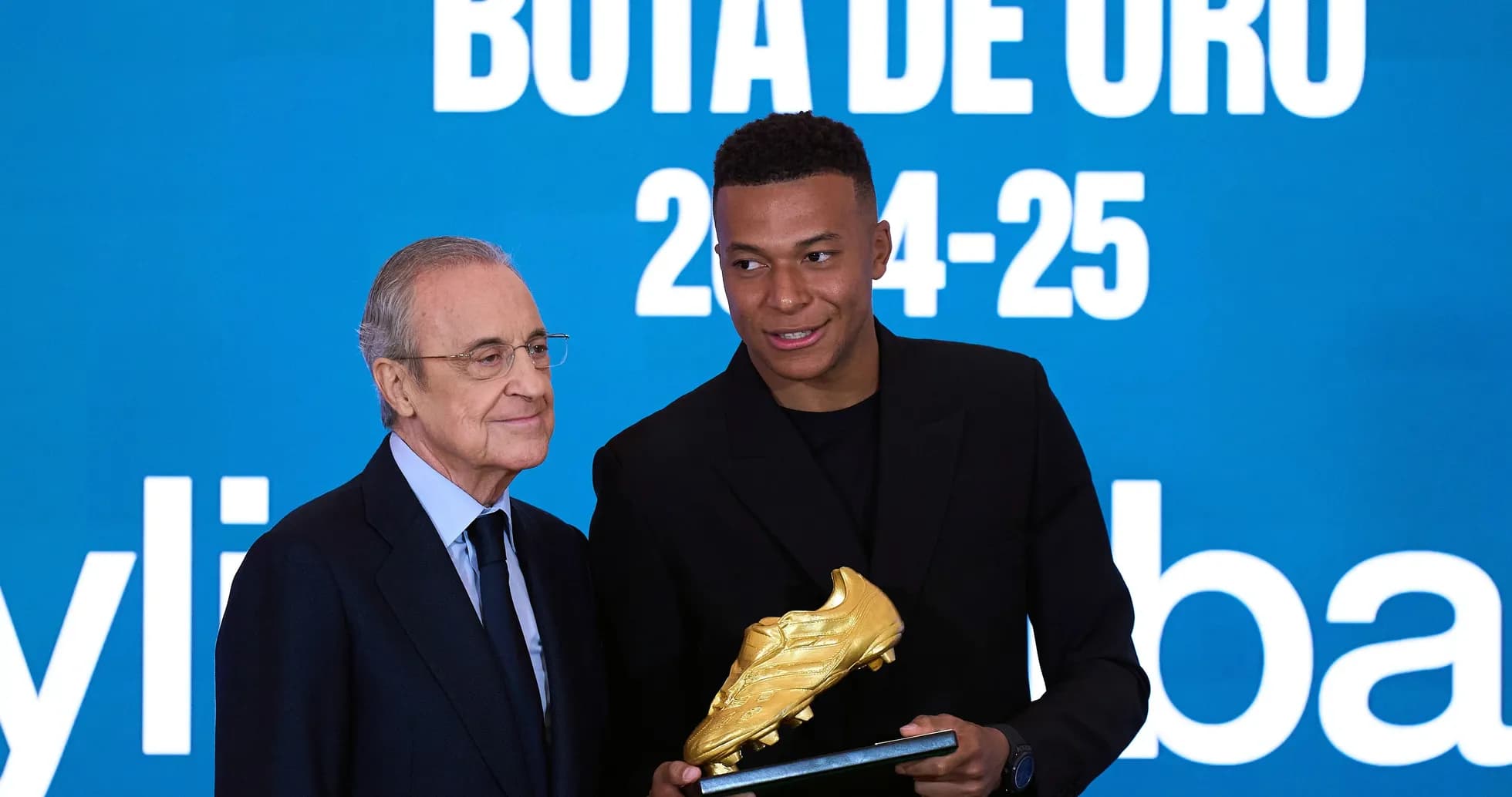 Mbappé recibe la Bota de Oro de Florentino Pérez