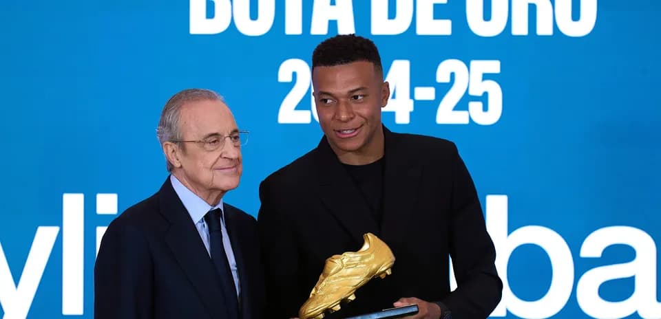 Mbappé recibe la Bota de Oro de Florentino Pérez