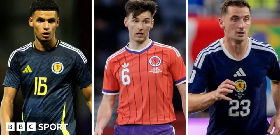 Tres jugadores de fútbol escoceses en acción