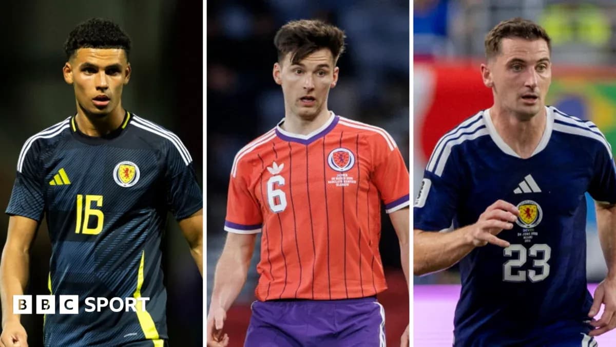 Tres jugadores de fútbol escoceses en acción