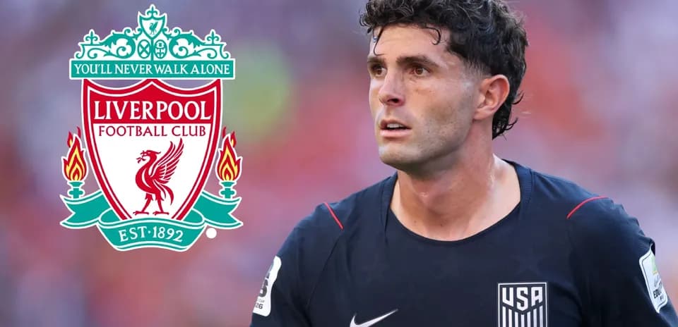 Jugador con camiseta de Estados Unidos y logo de Liverpool