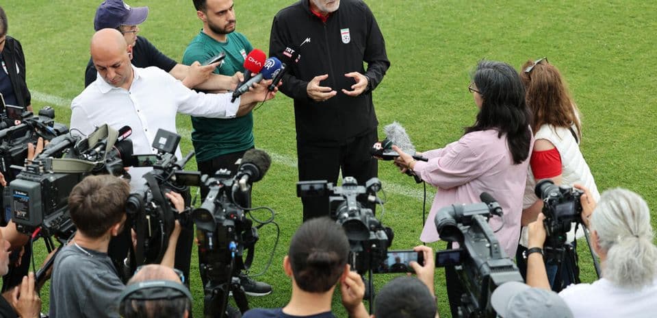Entrenador hablando con periodistas durante rueda de prensa