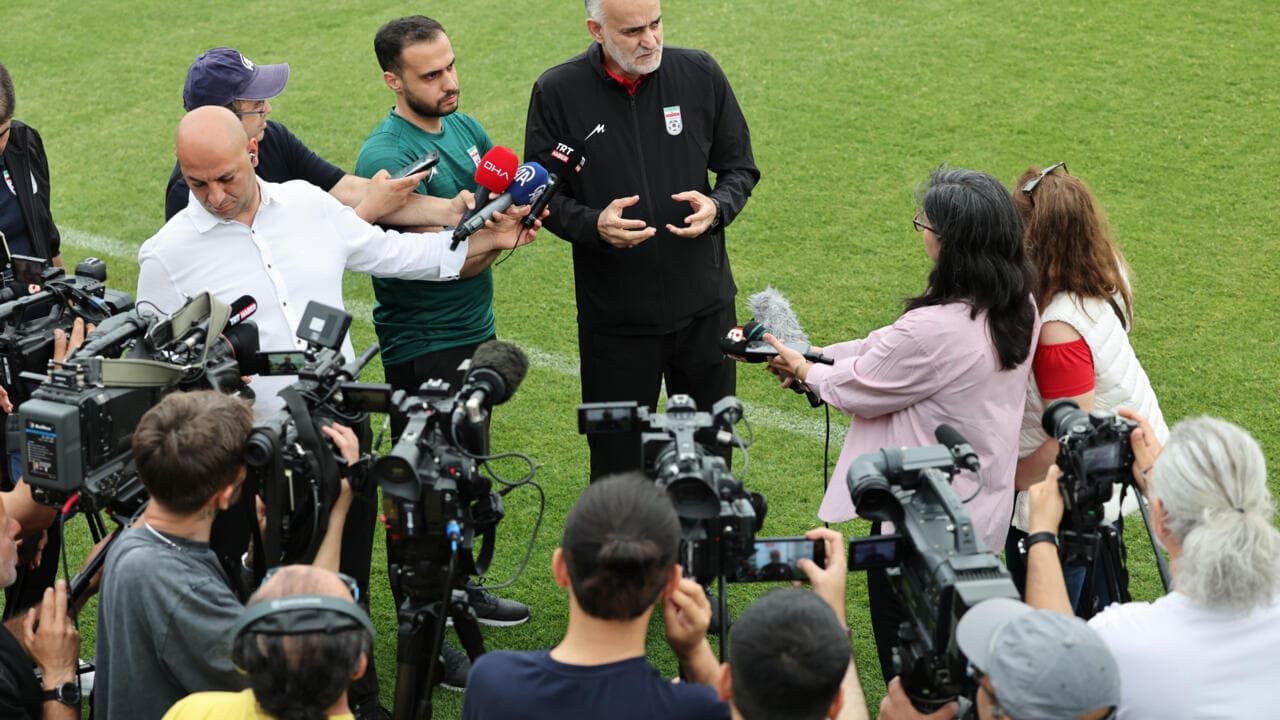Entrenador hablando con periodistas durante rueda de prensa