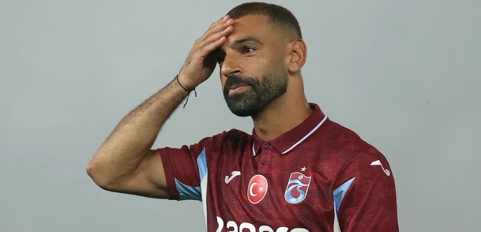 Jugador de fútbol con camiseta de Trabzonspor en conferencia