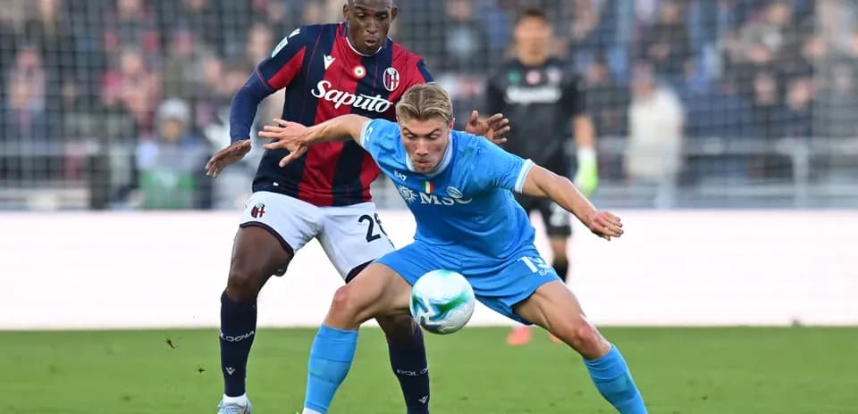 Jugador de Bologna persigue a jugador de Napoli