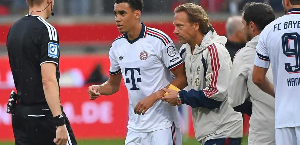Jugador de Bayern Munich siendo atendido por el cuerpo técnico
