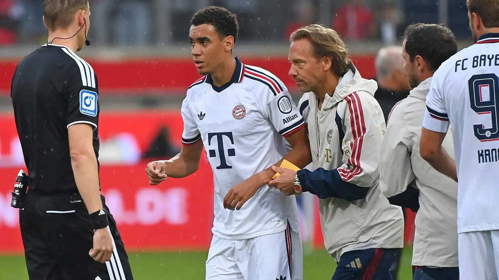 Jugador de Bayern Munich siendo atendido por el cuerpo técnico
