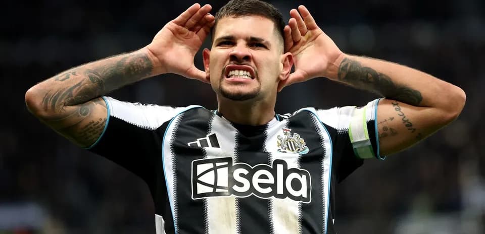 Jugador de Newcastle celebrando con gestos de triunfo