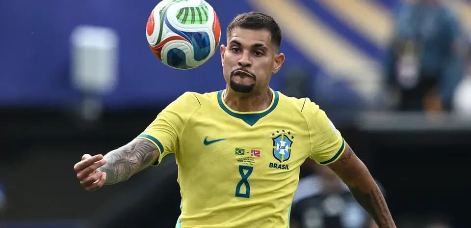 Jugador de Brasil controlando el balón en el aire