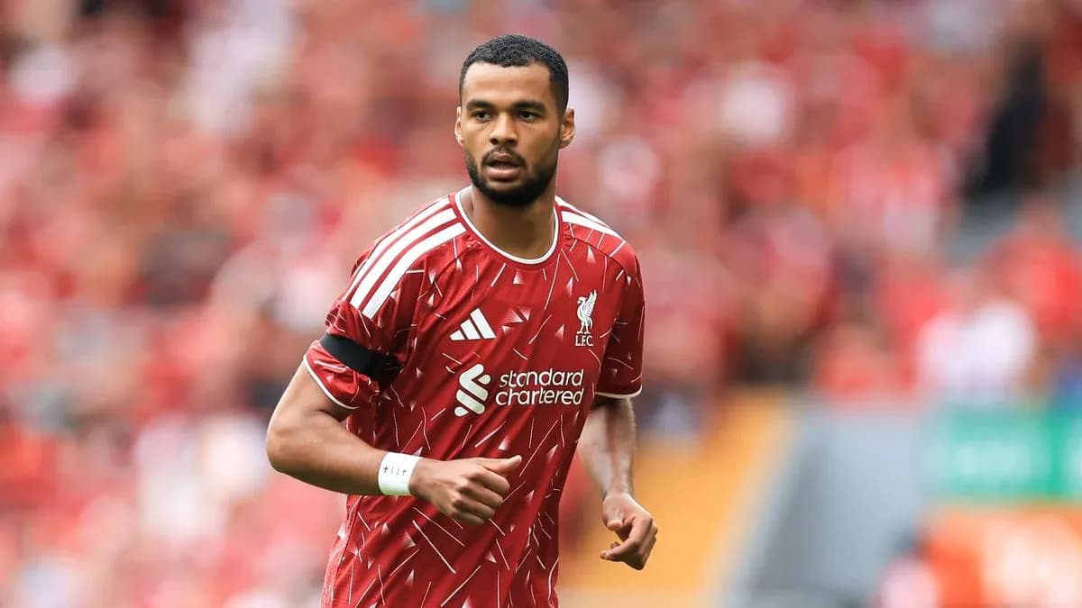 Jugador de Liverpool en el campo durante el partido