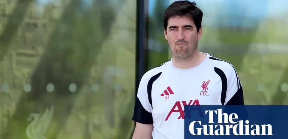 Entrenador de Liverpool caminando hacia el entrenamiento