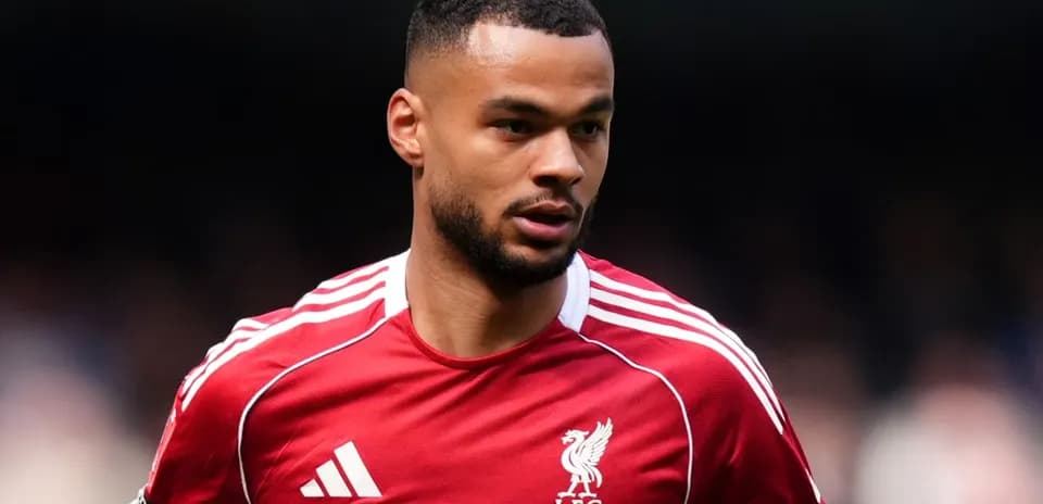 Jugador de Liverpool en acción durante un partido