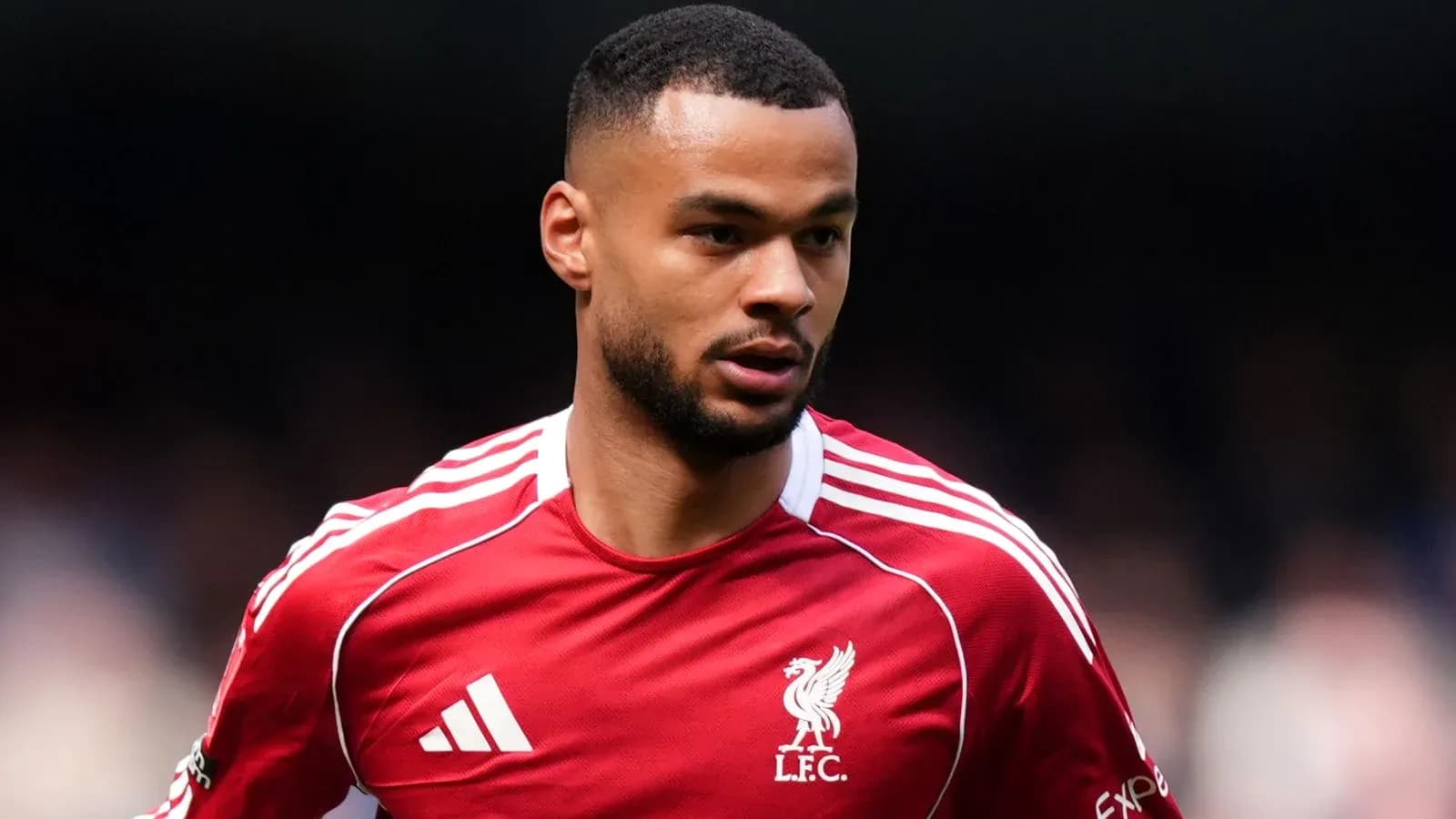Jugador de Liverpool en acción durante un partido