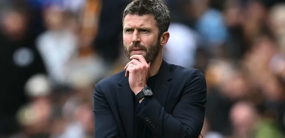 Entrenador observando el partido desde la línea lateral