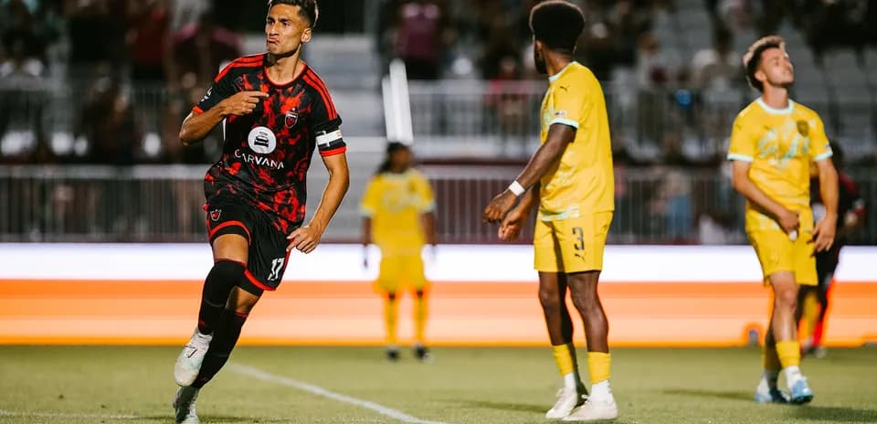 Jugador celebra un gol en el partido
