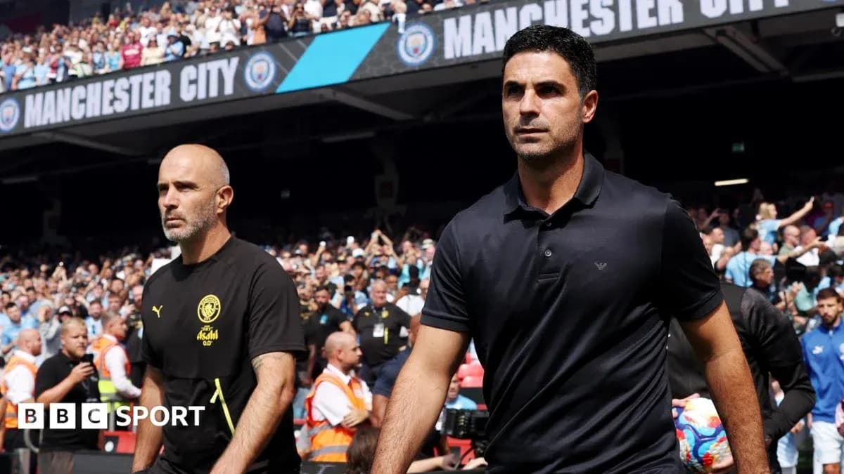 Entrenadores de Manchester City y Arsenal en el estadio