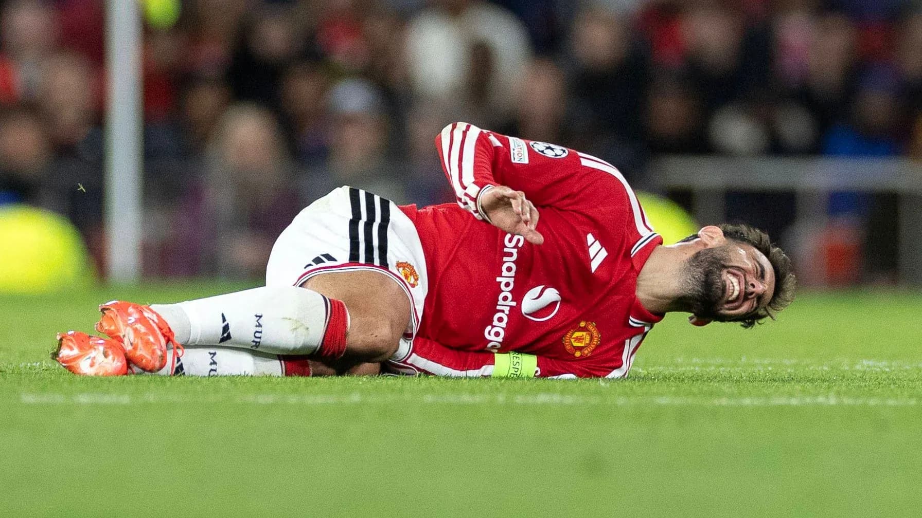 Jugador de Manchester United caído en el campo
