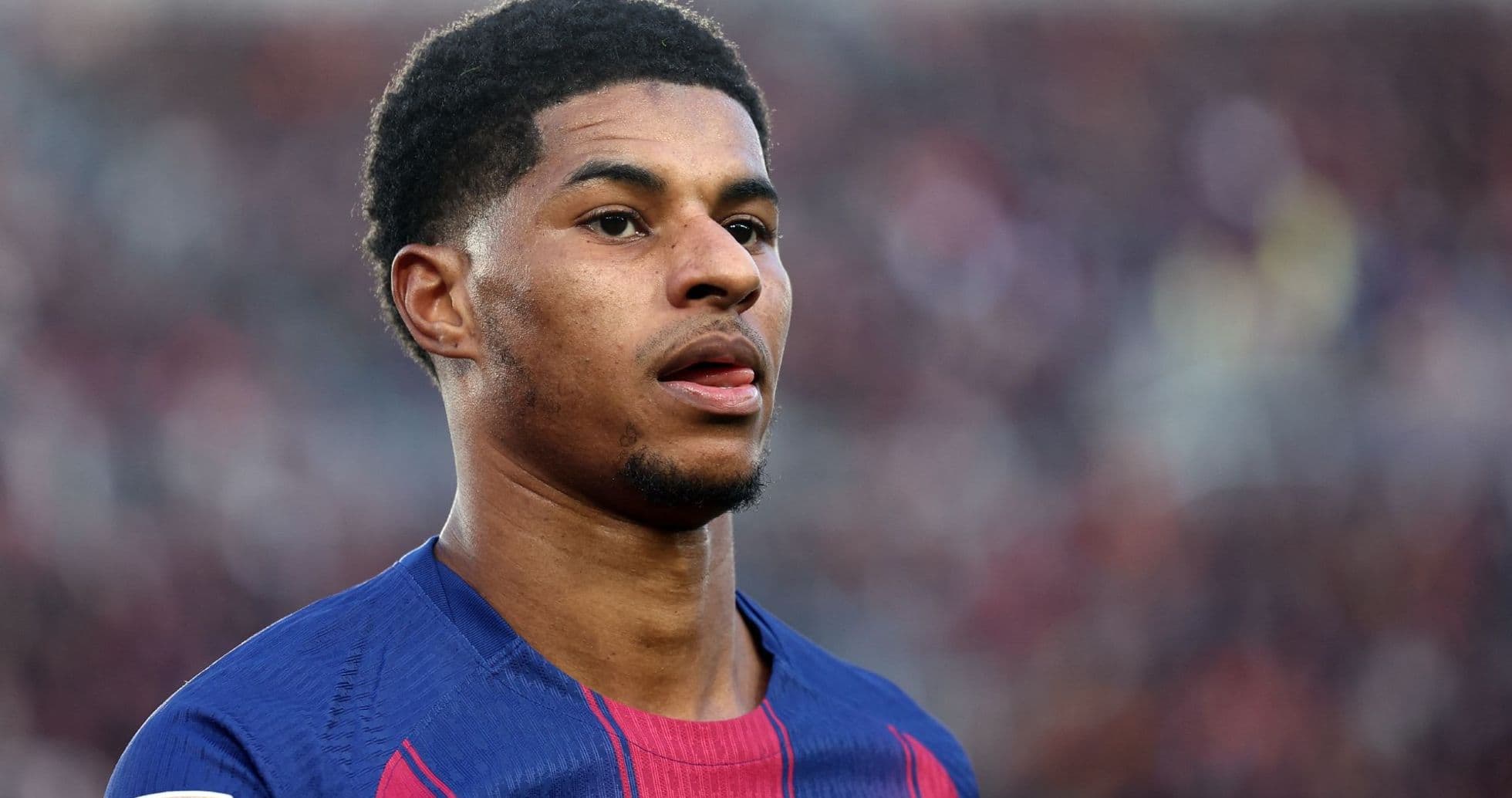 Jugador de fútbol en uniforme del FC Barcelona