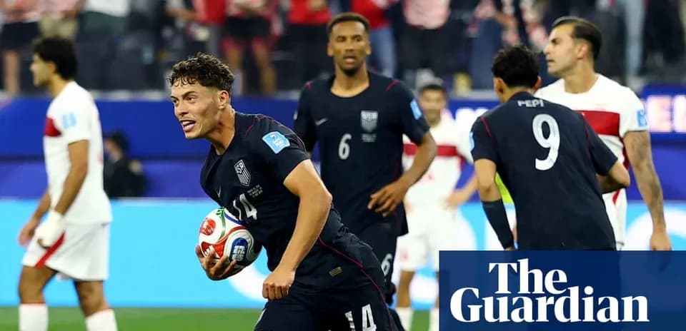 Jugador estadounidense celebra con balón tras anotar