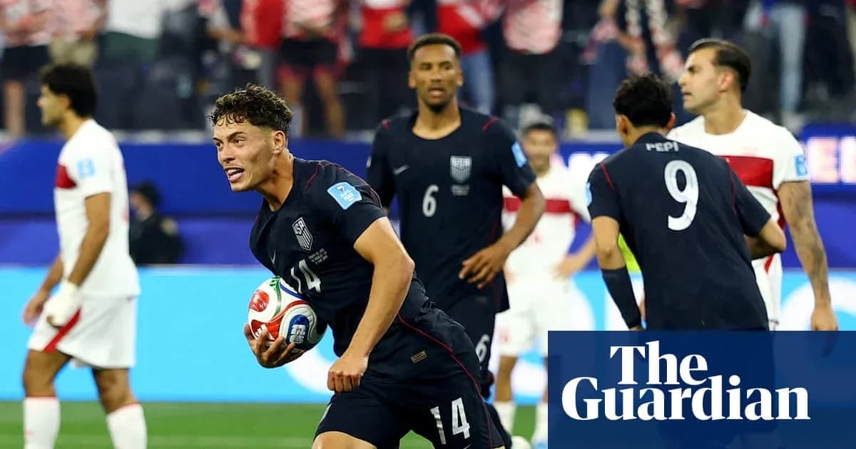 Jugador estadounidense celebra con balón tras anotar