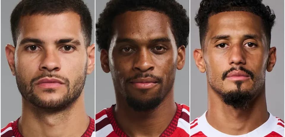 Tres jugadores posando con camisetas rojas