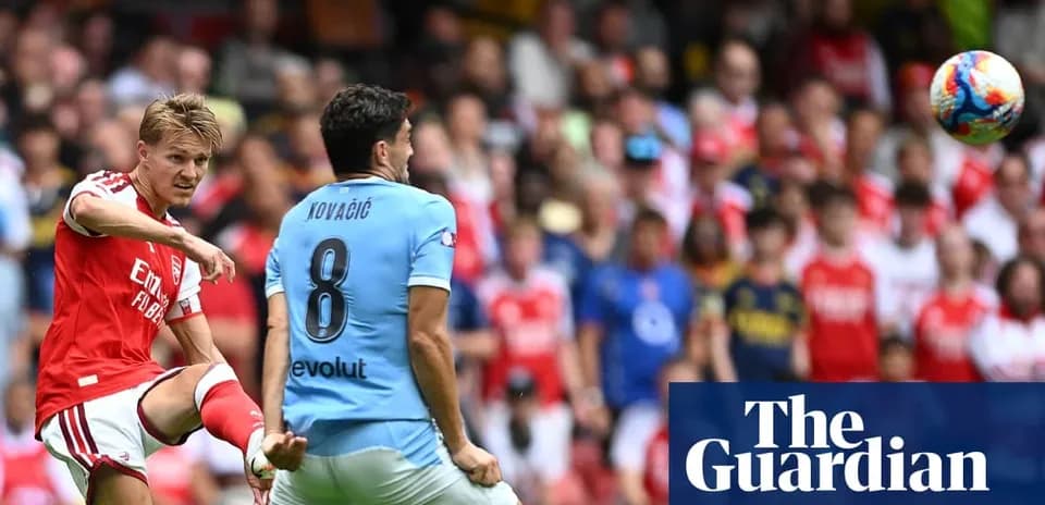Jugador de Arsenal disparando mientras Kovacic defiende
