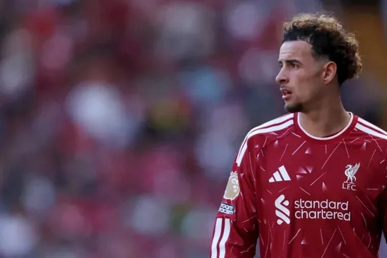 Jugador de Liverpool en el campo durante el partido