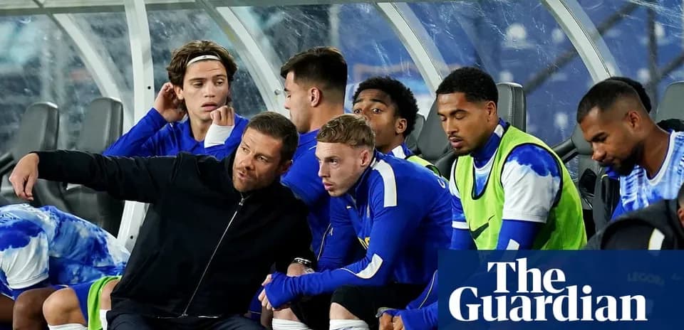 Entrenador dando instrucciones a jugadores en el banquillo