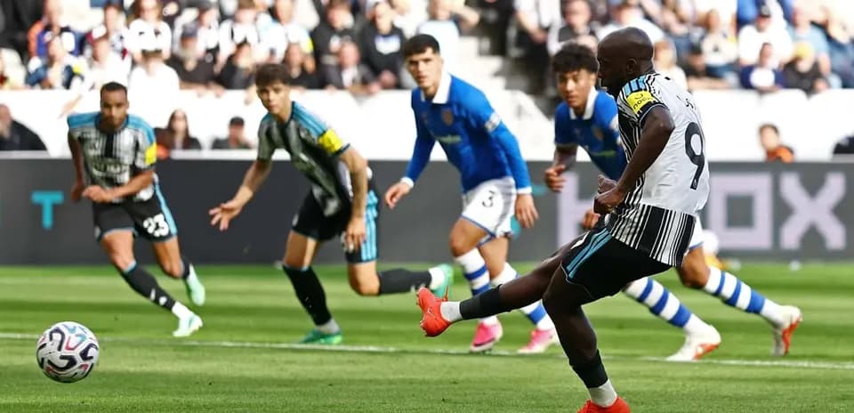 Jugador ejecutando un penalti en el partido
