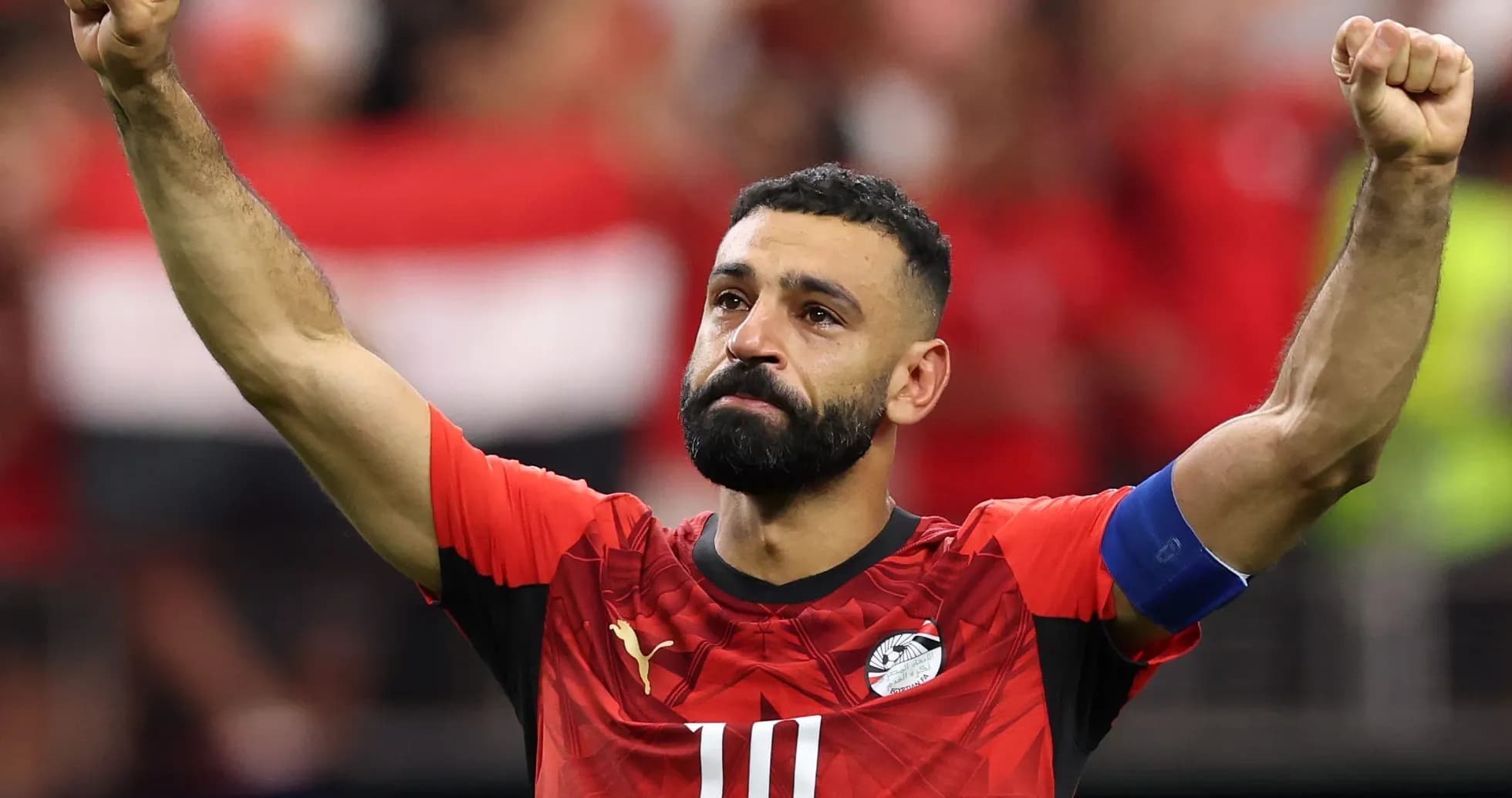 Jugador de Egipto levantando el puño tras el partido