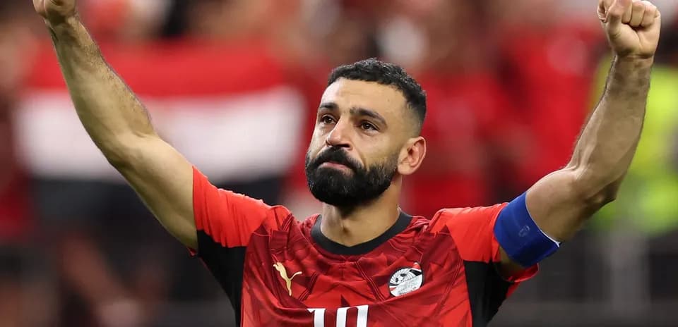 Jugador de Egipto levantando el puño tras el partido