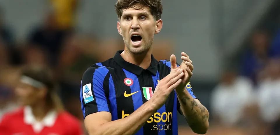 Jugador aplaudiendo durante un partido de fútbol