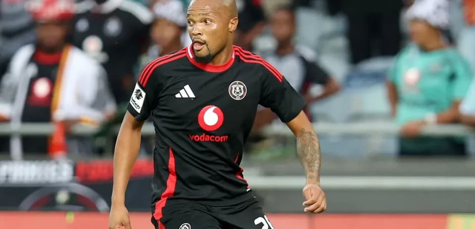 Jugador de Orlando Pirates corriendo con balón en el campo