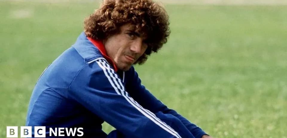 Jugador sentado en el campo durante entrenamiento