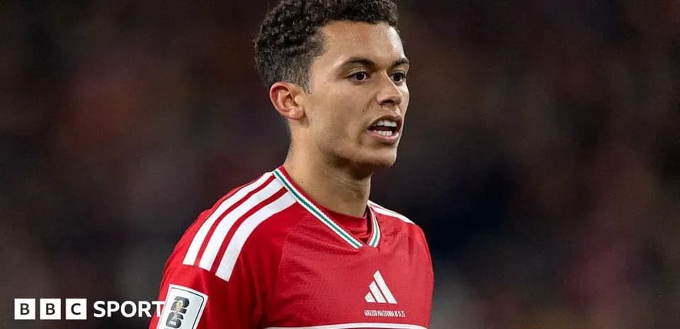 Jugador de fútbol con camiseta roja durante el partido
