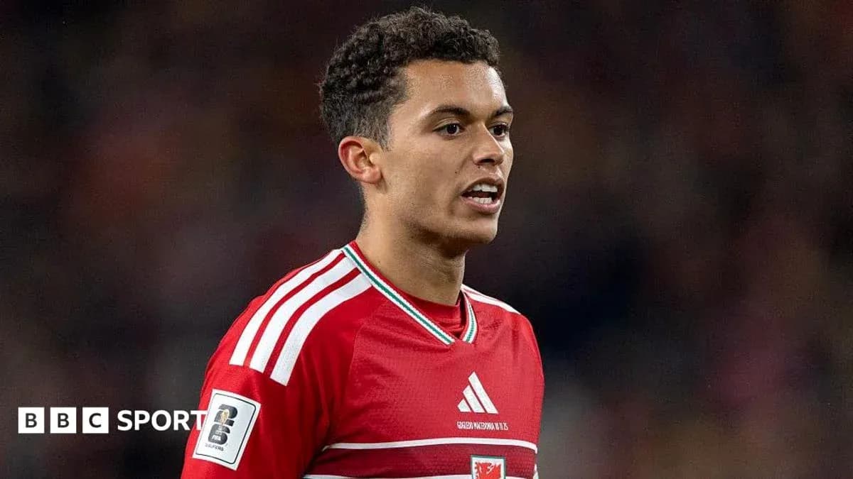 Jugador de fútbol con camiseta roja durante el partido