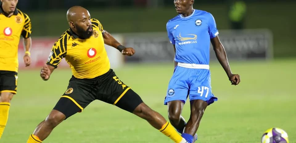 Jugador de Kaizer Chiefs driblando en un partido