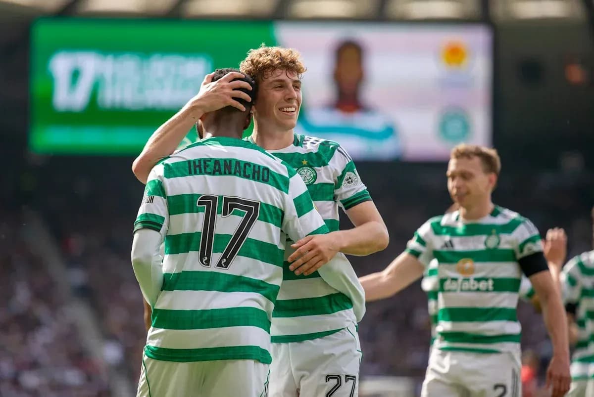 Jugadores de Celtic celebrando un gol en el campo