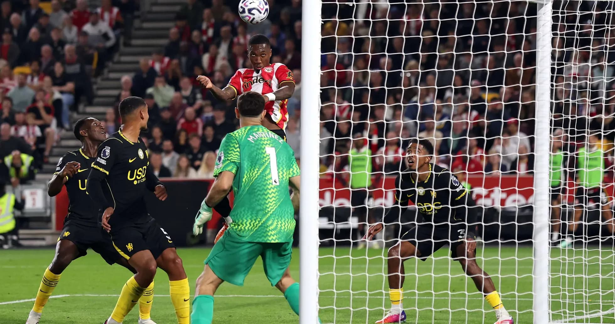Jugador de Brentford cabeceando el balón en el área