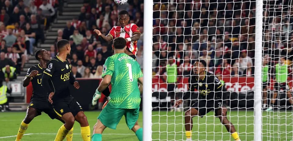 Jugador de Brentford cabeceando el balón en el área