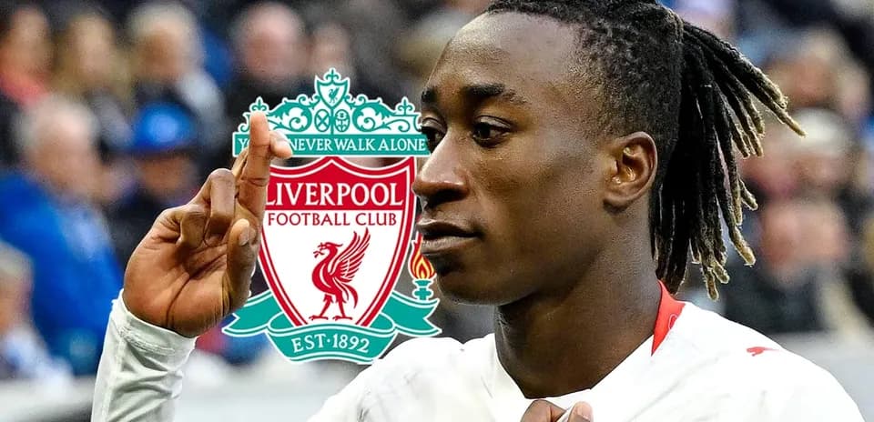 Jugador mostrando el símbolo de Liverpool FC