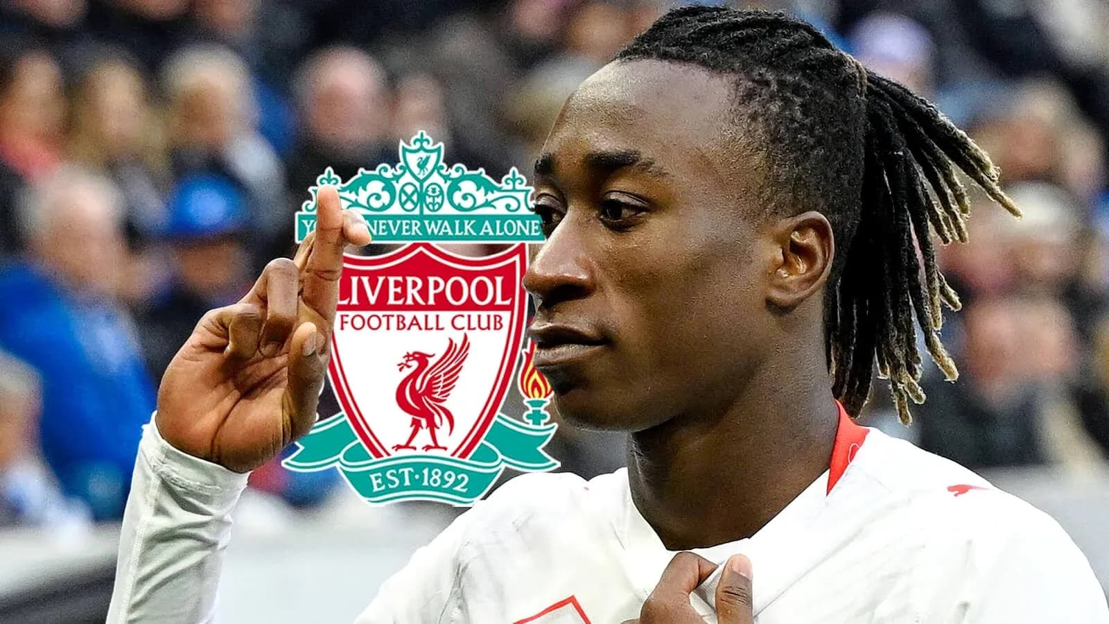 Jugador mostrando el símbolo de Liverpool FC