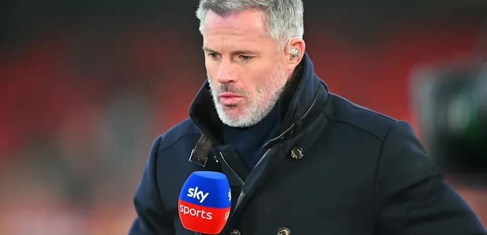 Analista deportivo sosteniendo micrófono de Sky Sports