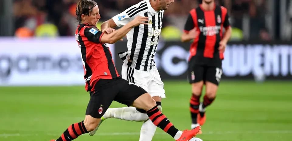 Jugador de AC Milan derribando a jugador de Juventus